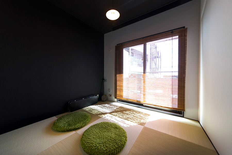 モノトーンな壁のモダンな和室。「両親やお客様が泊まりに来た時のために、琉球畳の和室を作りました」 