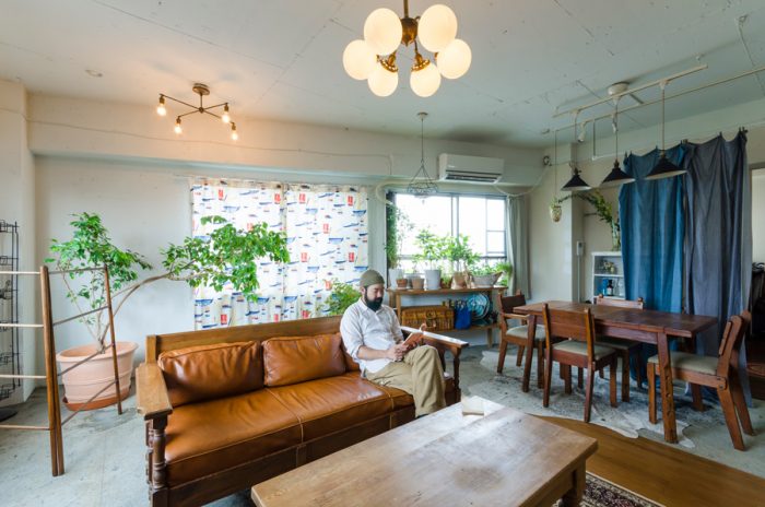 かつてはビルのオーナーが、その後は外国人が住んでいたという一室。右側の壁は後から取り付けたもの。杉村さんはアンティーク家具とヴィンテージ自転車・ライトの「POINT NO.39」「POINT No.38」を営む。