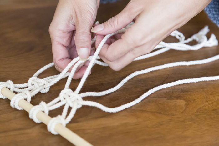⑤次は真ん中の４本のロープを使って、同様に「平編み」にする。この作業を続けていくと、平編みの模様ができあがっていく。