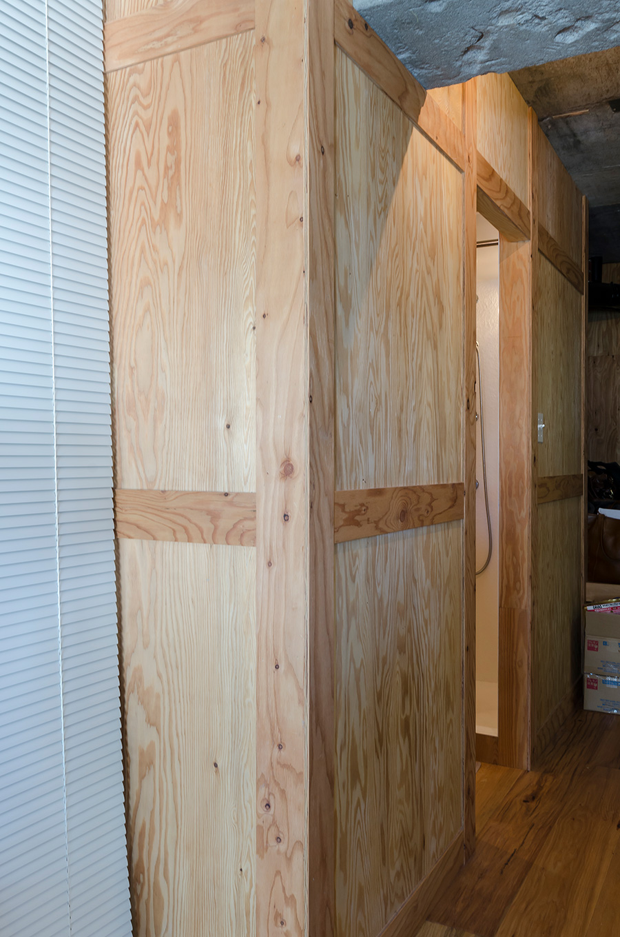 バスルームは倉庫カフェに積まれた木箱から発想を得た。