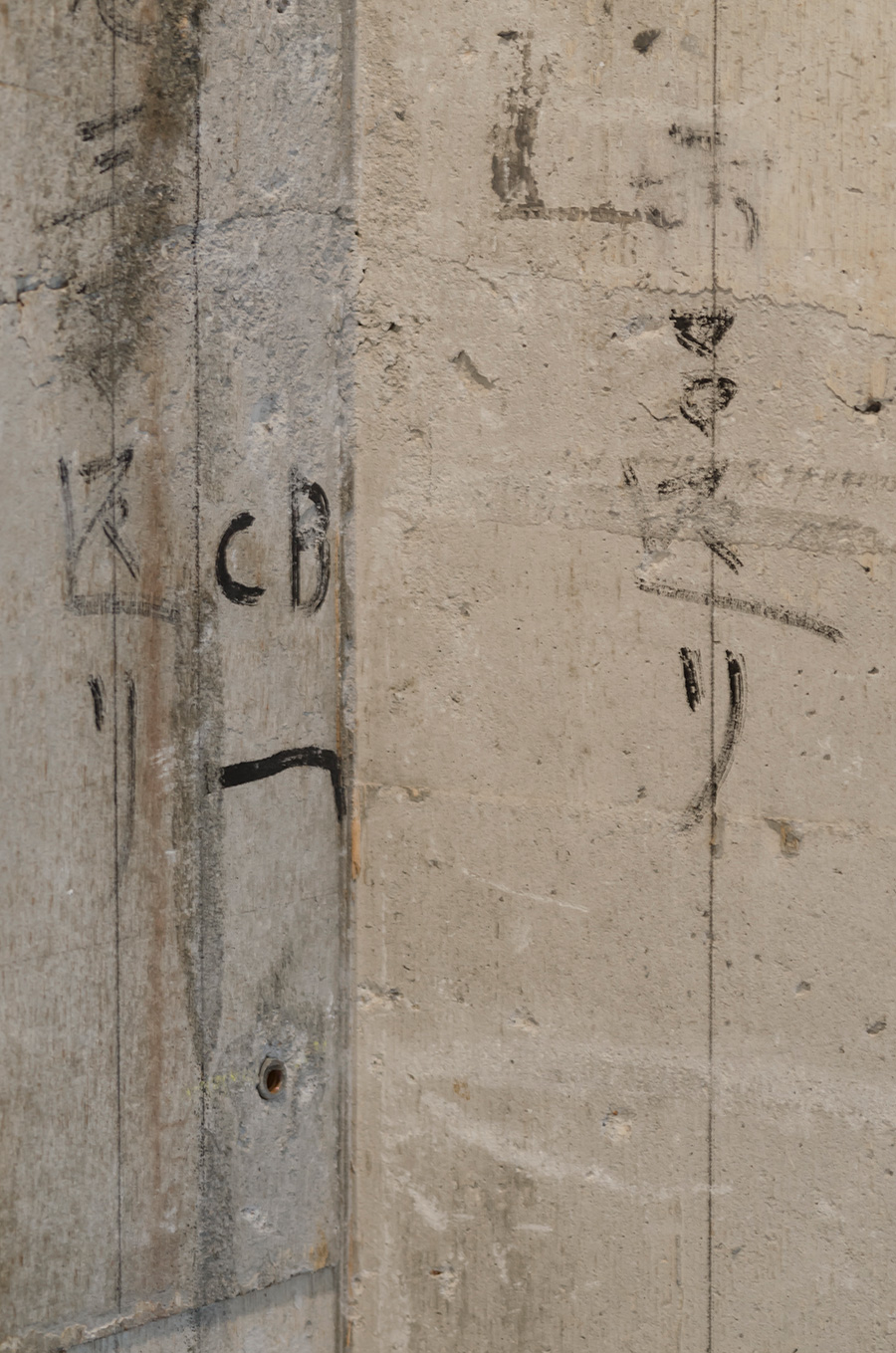 建設当時、施工業者によって壁に書かれた目盛やメモはそのままに。