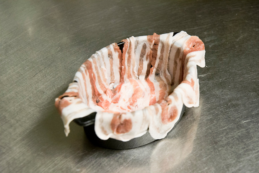 ③ココットのまわりにしゃぶしゃぶ用の豚バラ肉６〜８枚をこぼれるようにはりつける。