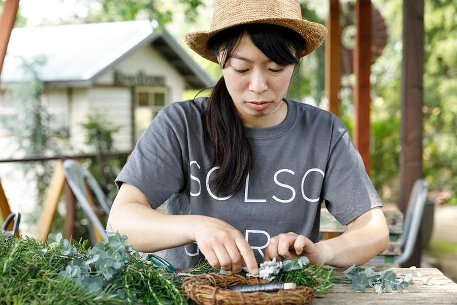 『ソルソファーム』の池田奈々子さんに、虫が嫌うハーブを使ったリースの作り方を教えていただいた。「ボリュームのある葉ものを使うと作りやすいです」