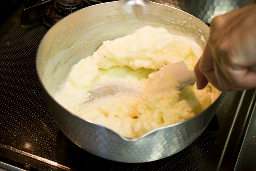 ①裏ごししたジャガイモ、同ボリュームの牛乳を鍋に入れ、塩・こしょうして混ぜながら煮詰める。鍋底が見えてくるくらいまでが目安。