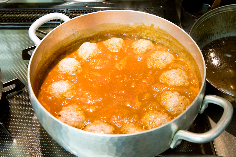 ③デミグラスソースにトマトソース、ケチャップを少々鍋に入れ、いちど沸騰させてからハンバーグを入れる。