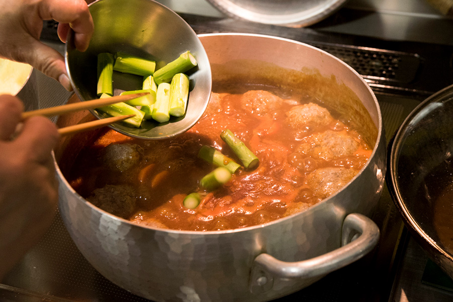 ④鍋の真ん中にニンジン、アスパラガスなどの野菜を入れて中火で煮立てる。