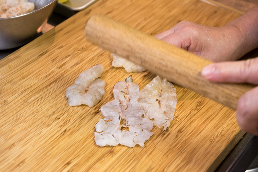 ①殻と背ワタを取り除いたエビを、麺棒で粗くつぶすように叩き、 薄力粉、塩、こしょうをしてこねて、えびだねを作る。