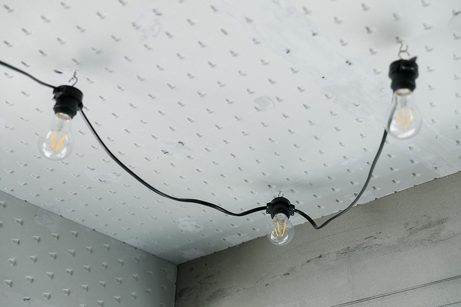 「コードの這わせ方を変えれば、部屋の形に合わせて照明の位置替えも簡単にできます」と原﨑さん。電球はクリアのLEDにした。