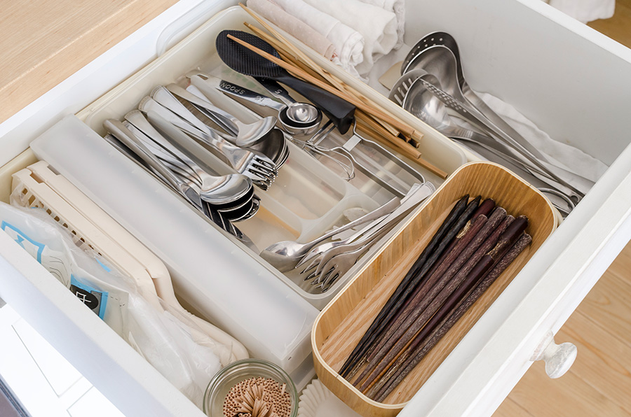カトラリーやお箸は人数分、調理器具、布巾などは愛用のものを一番開けやすい引出しに。