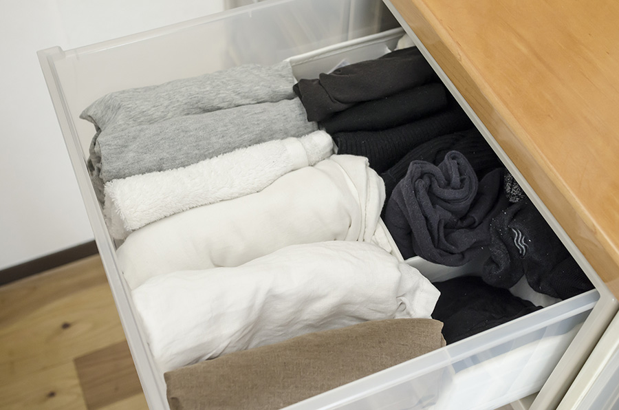 尾崎さんの畳みのシャツや小物類は、衣装ケース１段分のみ。立てて収納することで取り出しやすくしている。