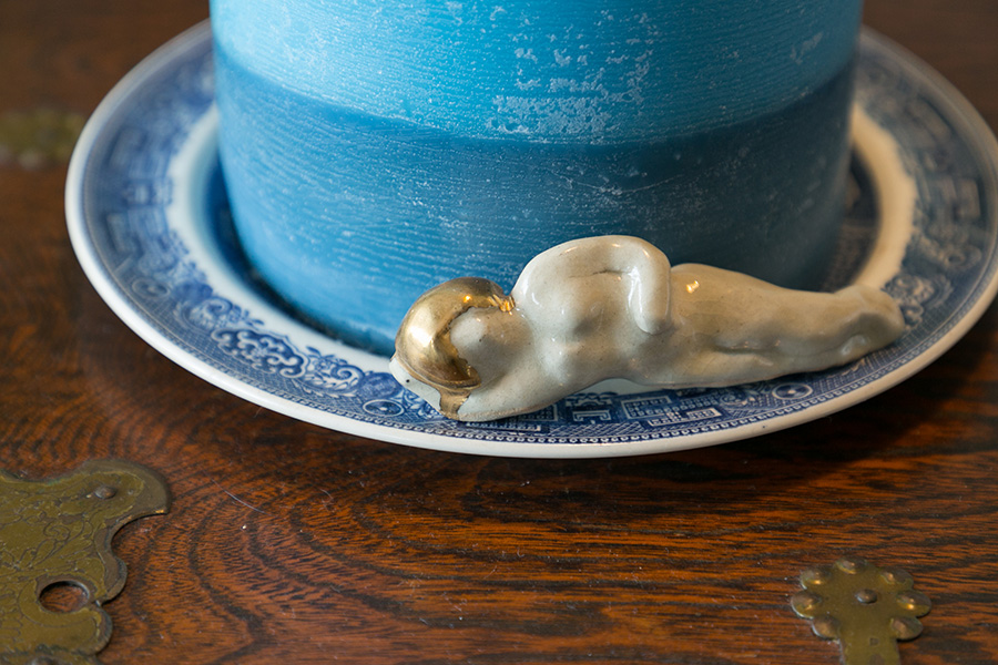お皿に横たわっているのは、益子の陶器市で見つけたというおもしろい置物。