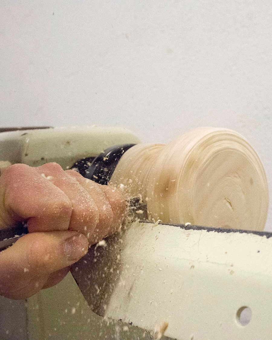 オーク無垢材をひとつひとつ丁寧に削り出して製作される。