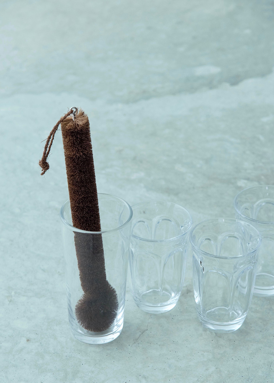 紀州産棕櫚たわし“棒”は、シリーズの中で最も細く、先端はくるりんとしたネコの手状なので、細い花瓶など、さまざまな形状にフィットする。