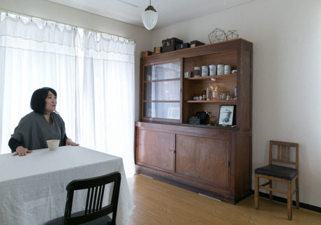 素材のバランスで見せる大好きな鉱物と暮らす小さな博物館のように設えた部屋 素材のバランスで見せる大好きな鉱物と暮らす小さな博物館のように設えた部屋