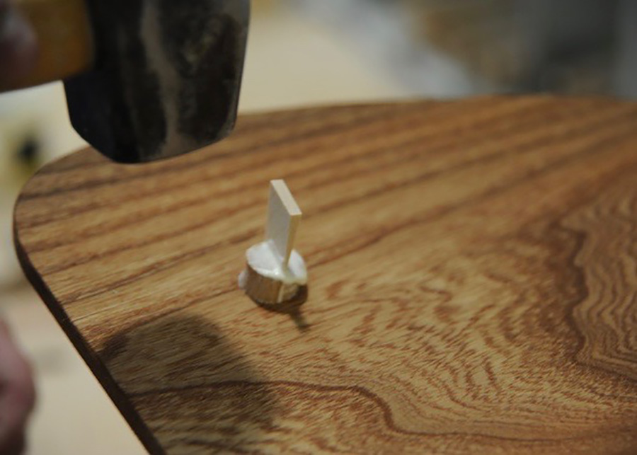 座面と接合後に木製の楔を打ち込む。接着断面が通常の倍になり、長期に渡る使用に耐えうる耐久性の他、乾燥等で緩みが生じた時には綺麗に修理・修復できるという利点も。