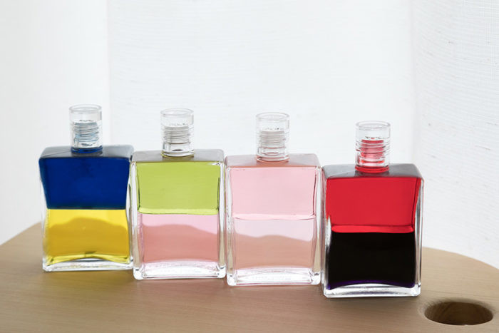 オーラソーマで使われるボトルの色を見ると、それぞれの色で感じ方が違うのがわかるはずだ。