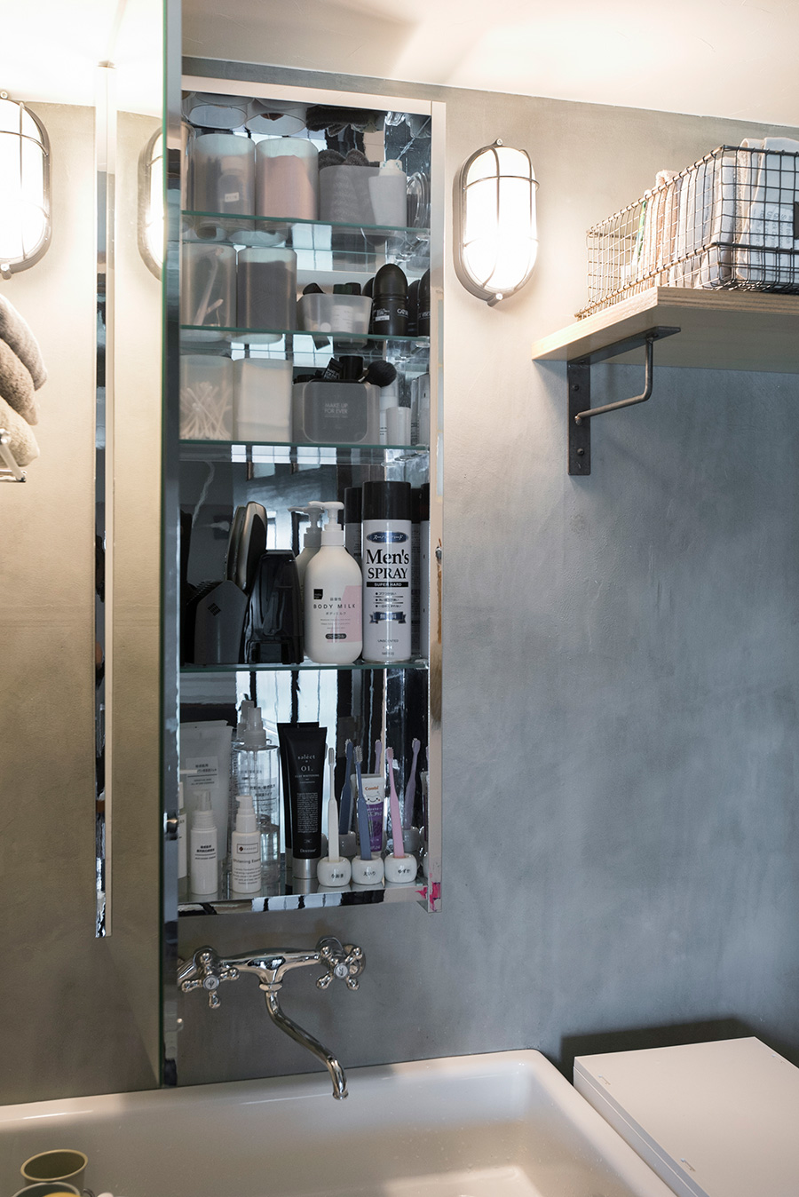 化粧鏡の棚は、小物ケースを活用することできちんと整理。