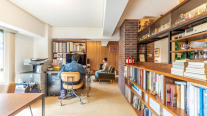 1950 年代ミッドセンチュリー デザイナー夫妻の住まう森の⾒える仕事部屋