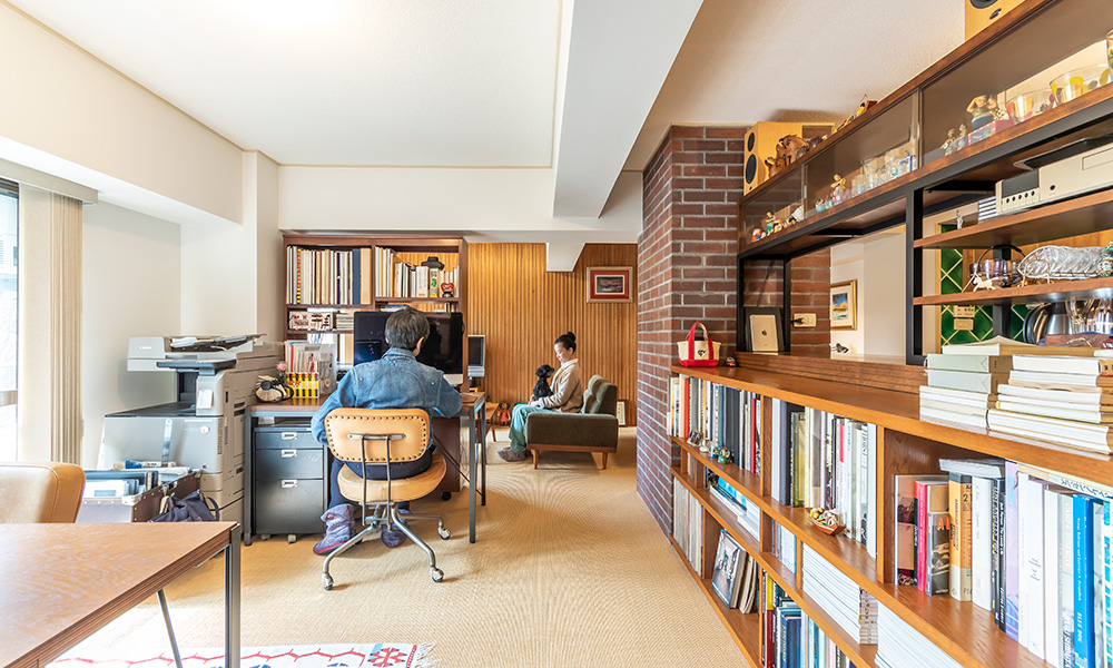 1950 年代ミッドセンチュリー デザイナー夫妻の住まう森の⾒える仕事部屋