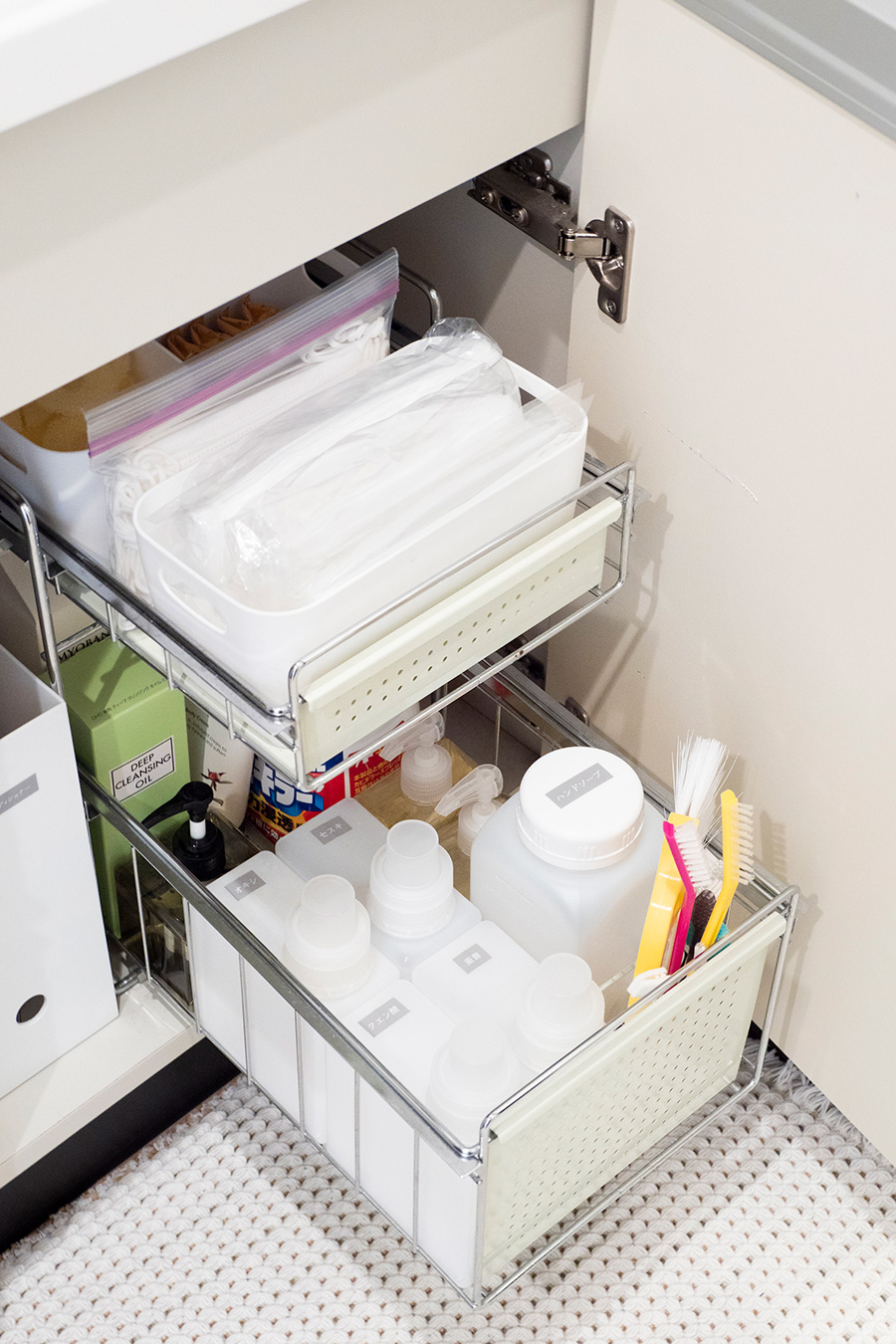 洗面台下の収納。パッケージが派手で目立つ洗剤などは、必ず容器に入れ替えて使用。