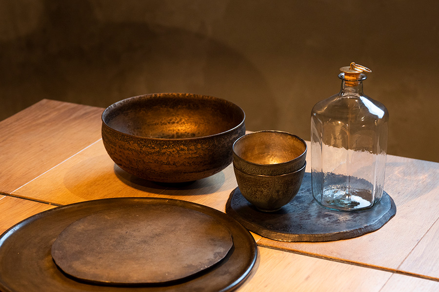 安藤雅信の皿に、大中和典の器。小鉢は大村剛、ガラスのボトルは津田清和。ギャラリーを巡っては購入するそう。