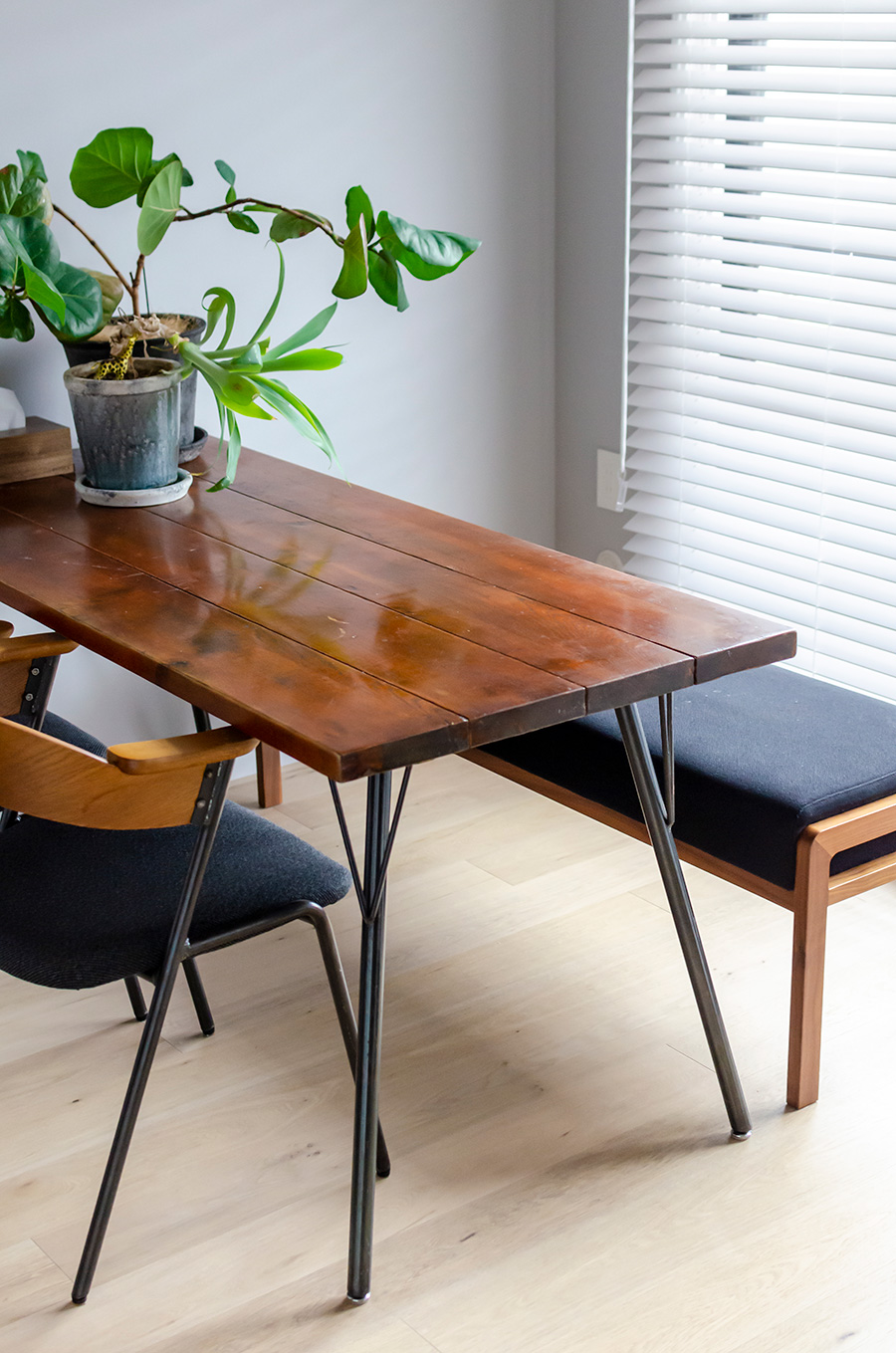 勝也さんが独身時代から愛用する「journal standard Furniture」のテーブル。