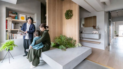 設計士の家族リノベーション 主役は玄関。モルタルのベンチに緑を植えて。