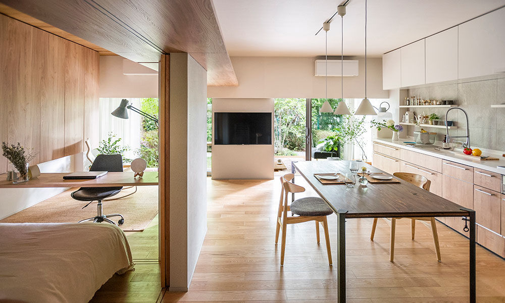 バスルームから庭を眺める大きなリビングを多様に。 可変性のある