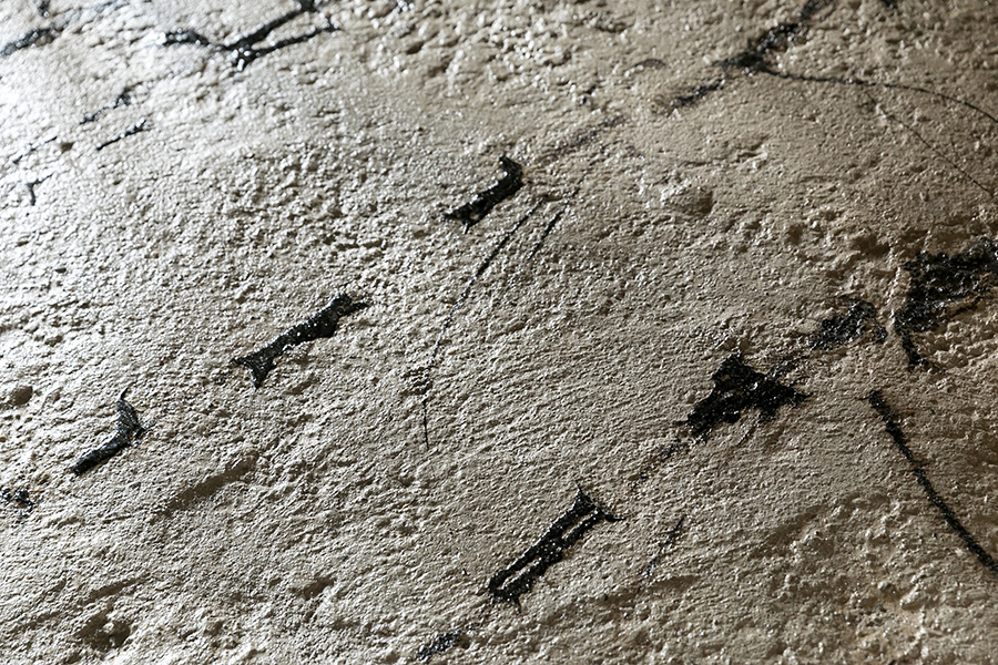 床材を剥がしたら出てきた黒い接着剤が、凹凸のある床にさらに表情を加えている。