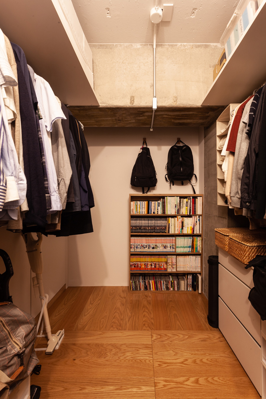 すべての衣類を一括にまとめたクローゼット。本棚もちょうどよく収まった。