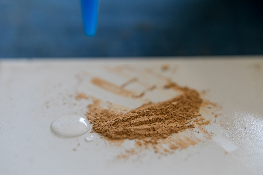 （２）砥粉を適量とって、砥粉がまとまる程度の少量の水で練る。