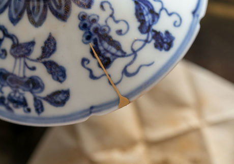 身近な金継ぎを習う 後編 思い出の器に金を撒いて華やかに蘇らせる 身近な金継ぎを習う 後編 思い出の器に金を撒いて華やかに蘇らせる