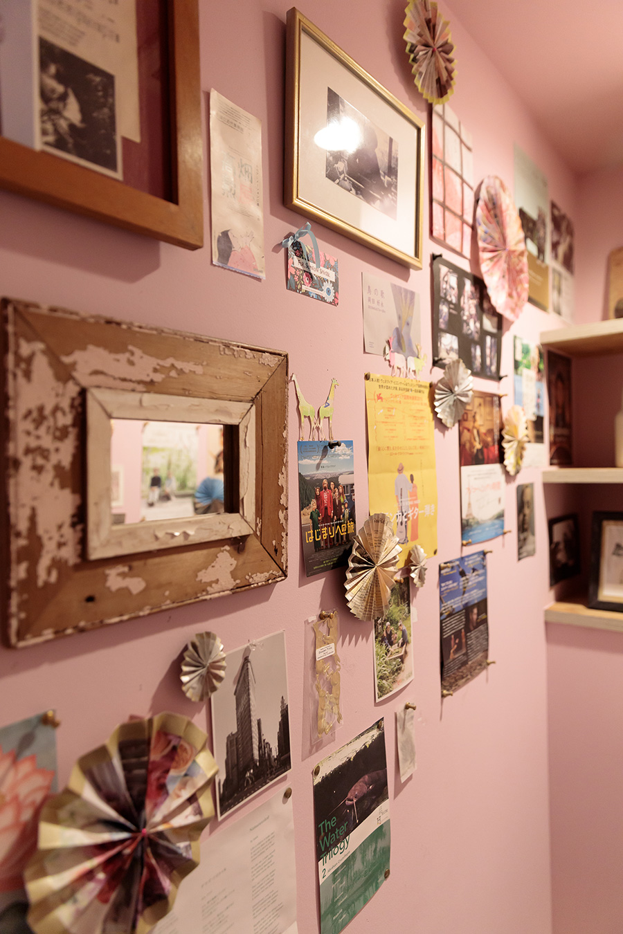トイレの壁はシャビーなピンク色に塗り、お気に入りの映画や舞台のチラシを貼った。