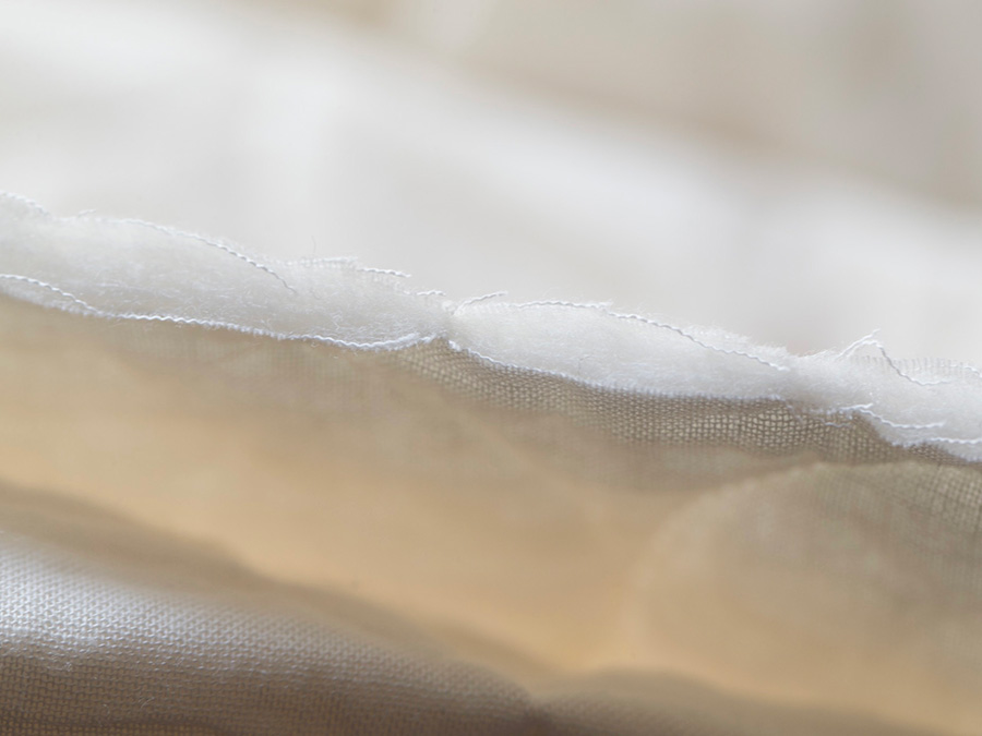 熟練職人により、天然の脱脂綿をガーゼで挟みキルトに仕立てられる。