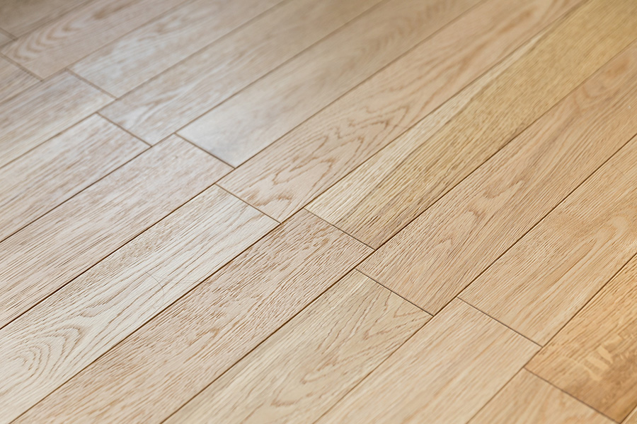 オークの床材は敷き方を工夫し、リビングにリズミカルなラインを刻む。