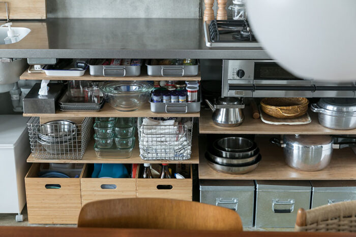 収納用のカゴや箱は素材感と色味が吟味され、調理器具が美しく整頓されている。