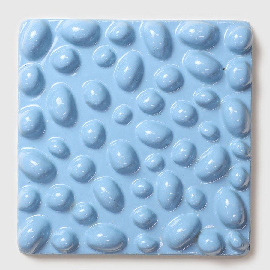 板状の粘土の後ろから押し込んだ凸型の模様が存在感がユニーク。洗面所に置いて足つぼマッサージに使ってもOK。