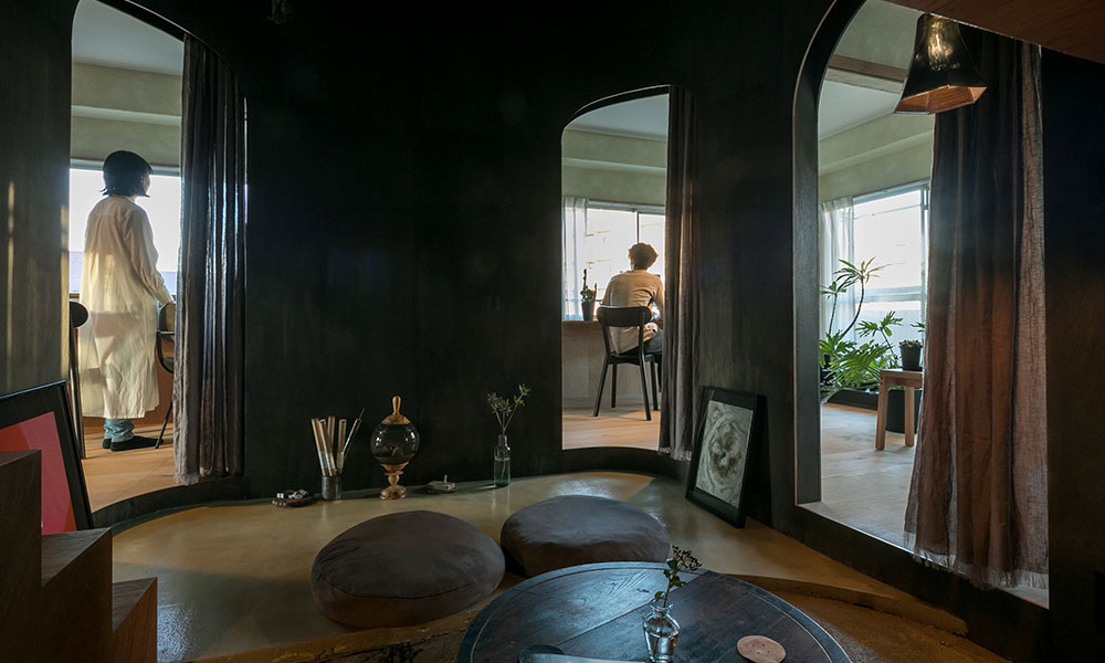 明るい部屋に暗がりを作る非日常な“洞窟”が暮らしに刺激を加える