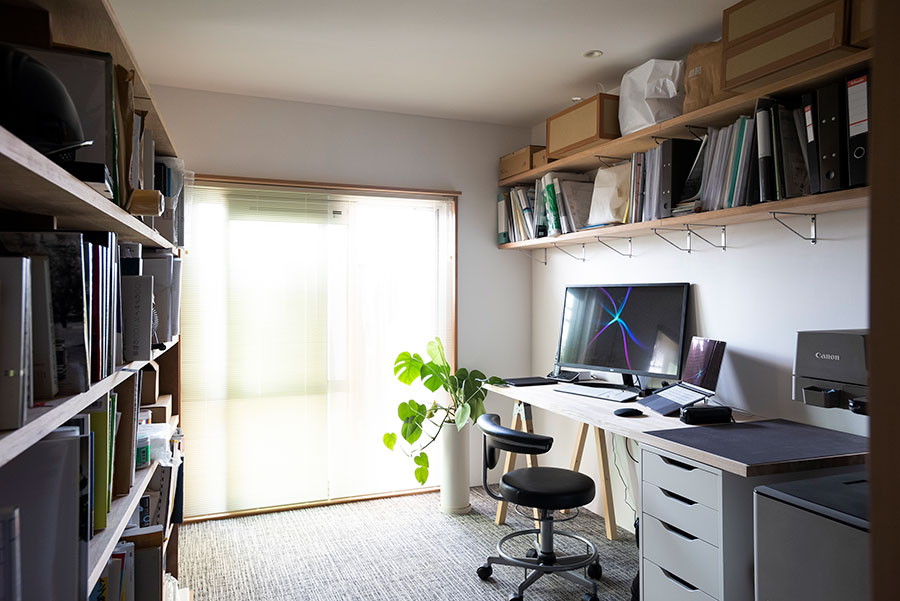 オフィスは気持ちを切り替えられるよう、カーペットを敷いて雰囲気を変えている。