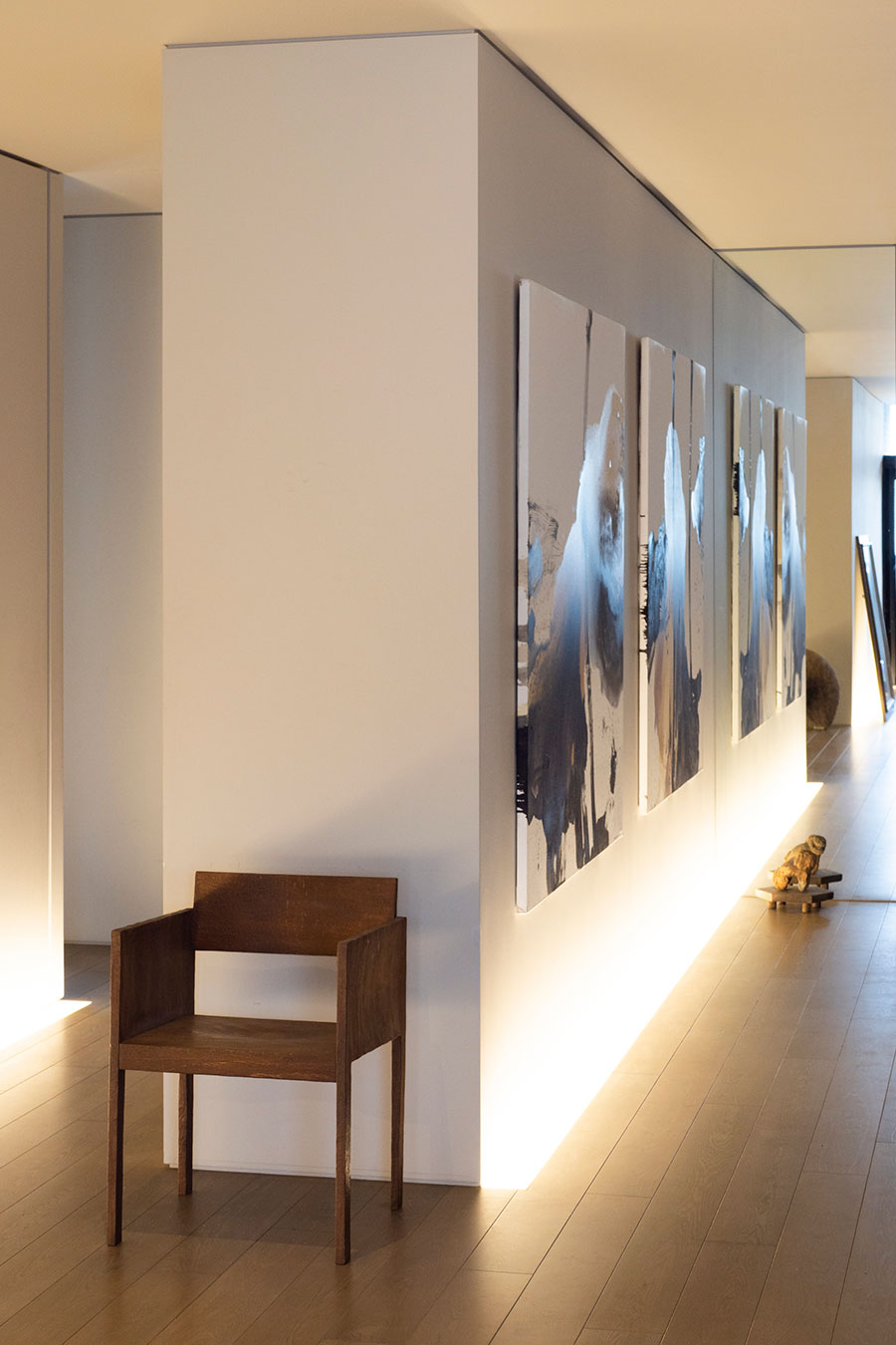廊下を設ける代わりの緩やかな仕切りは、ギャラリースペースのよう。手前のオブジェは工芸作家・羽生野亜の作品。