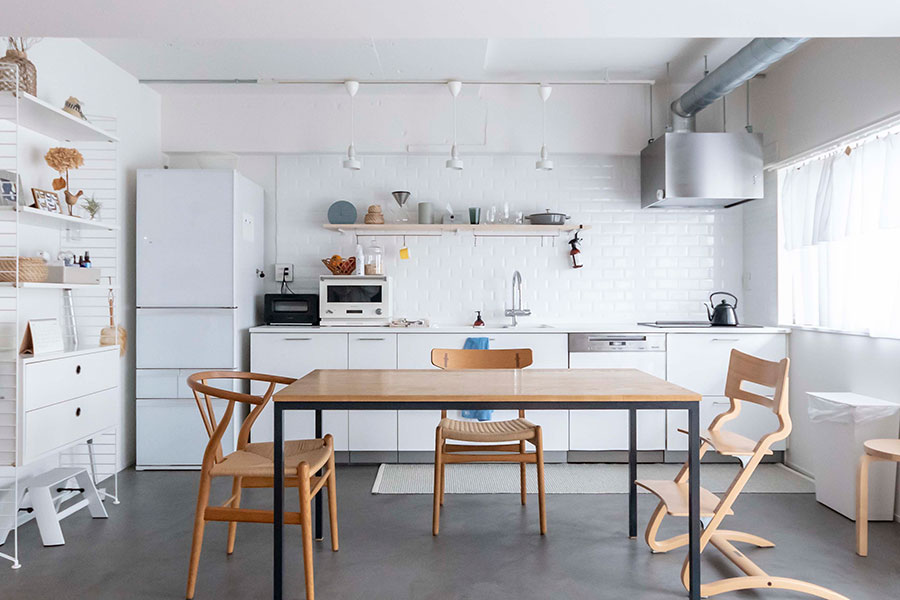 白いタイルと壁紙、床はモールテックスですっきりとしたキッチンに。