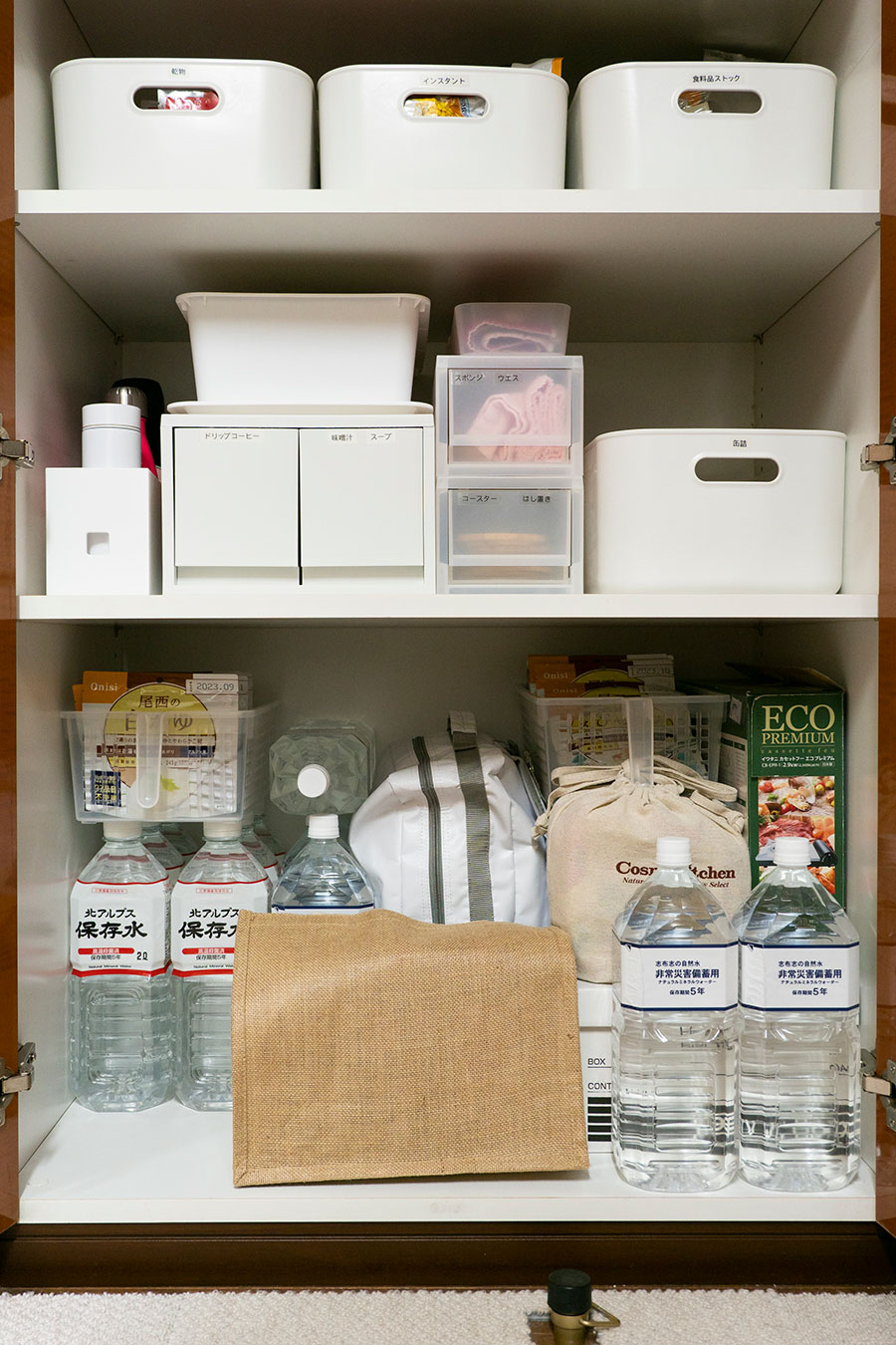 収納ボックスや引出しを使って、食材ストックを保管。ボックス内で、開封済みと未開封のものを分けている。