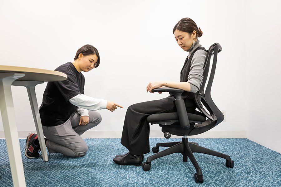まずは座面の高さを決める。正しい姿勢で椅子に座り、膝が90°に曲がる高さに調整する。