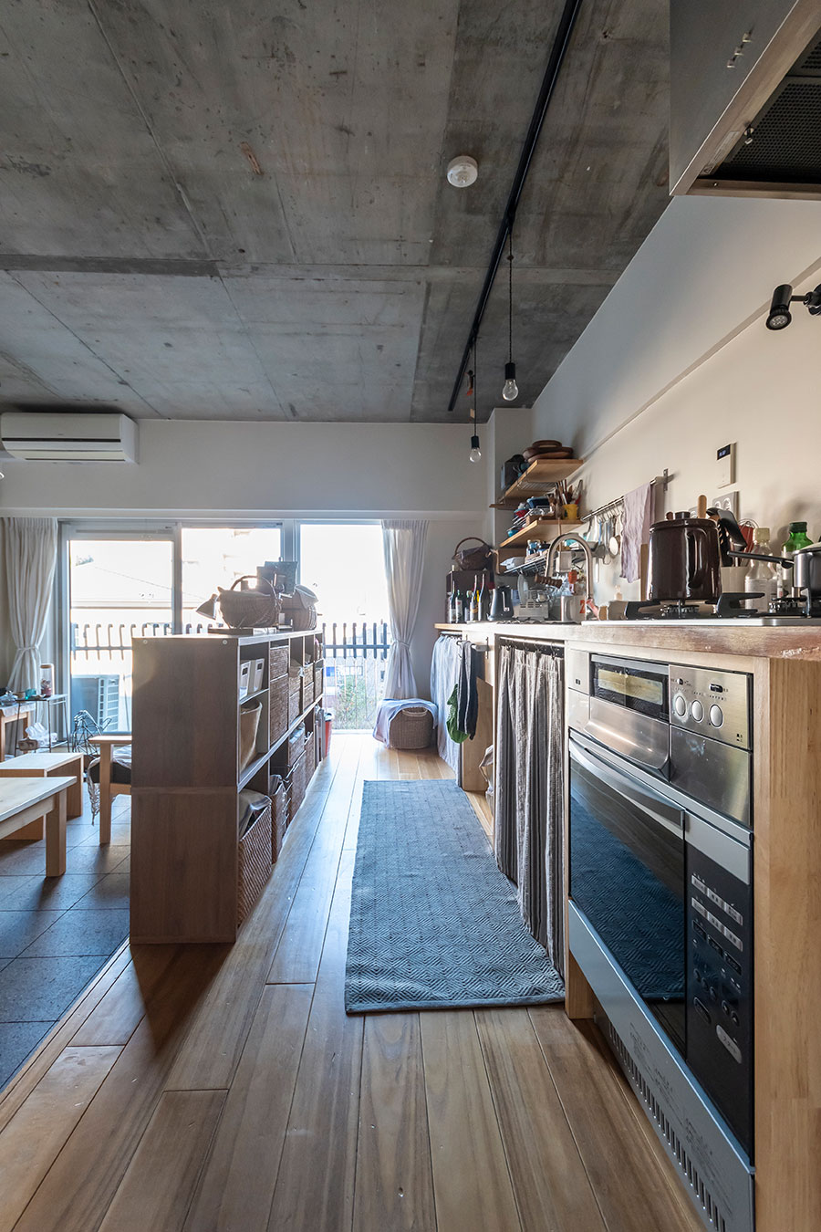 収納棚が緩やかにリビングとキッチンの空間を仕切る。