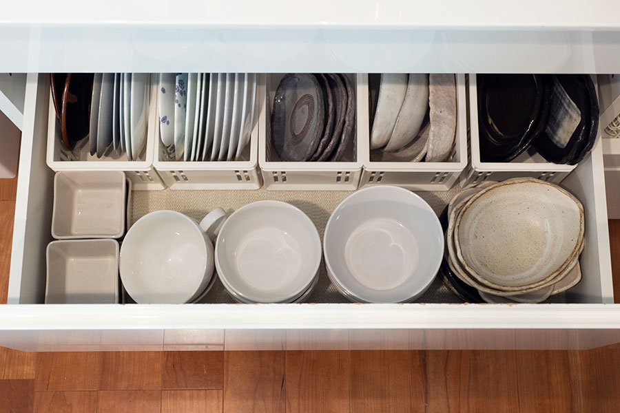 大皿以外のお皿は立てて取り出しやすく。重ねるものは同じ種類で。
