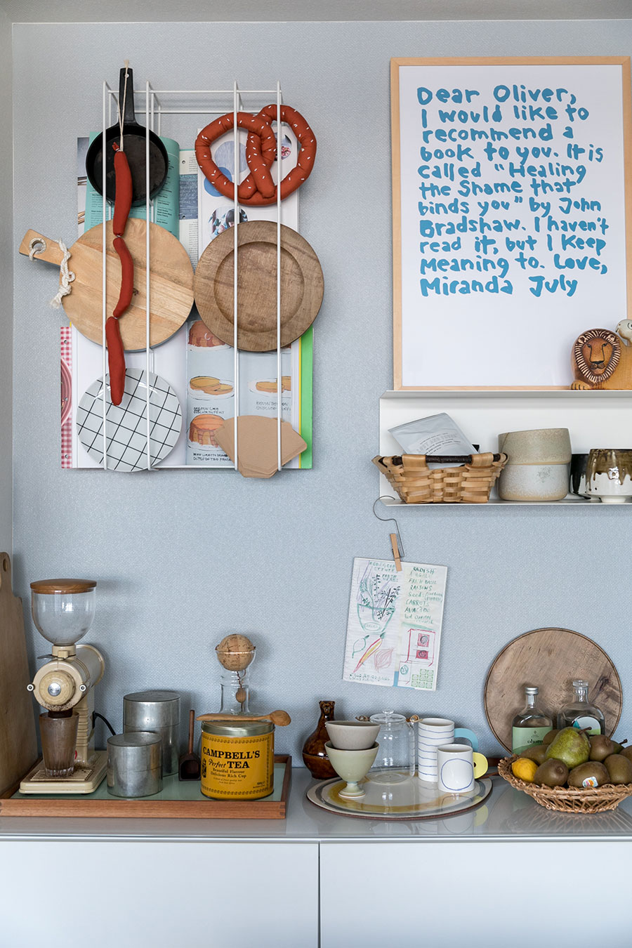 アートと日常の食器を一緒に飾っている。壁は引っ越してから自分でペイント。「右の白のラックはIKEA、左のワイヤーのラックはByTricoで購入しました」