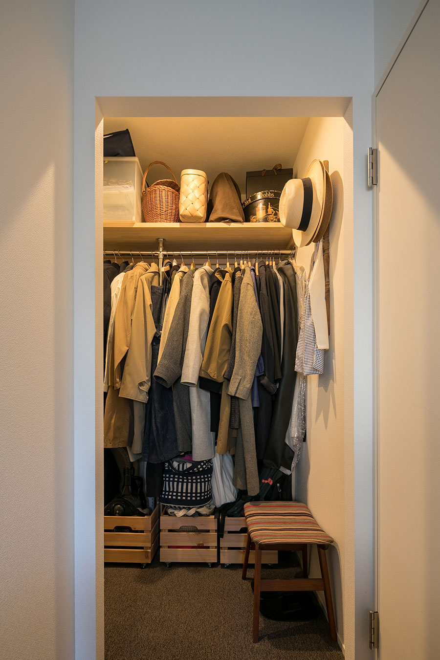 寝室の奥にウォークインクローゼットを作った。「夫の分が増えて手狭になったので、季節の洋服は収納サービスを利用しています」