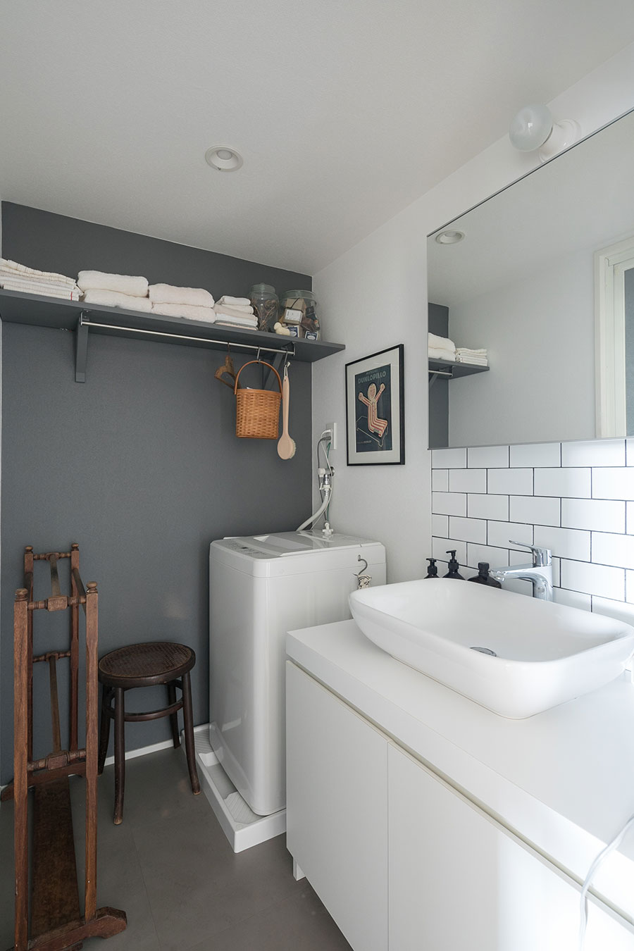 洗面所の壁にDIYで棚をつけ、壁と同色にペイント。上にはタオルや石鹸のストックを。