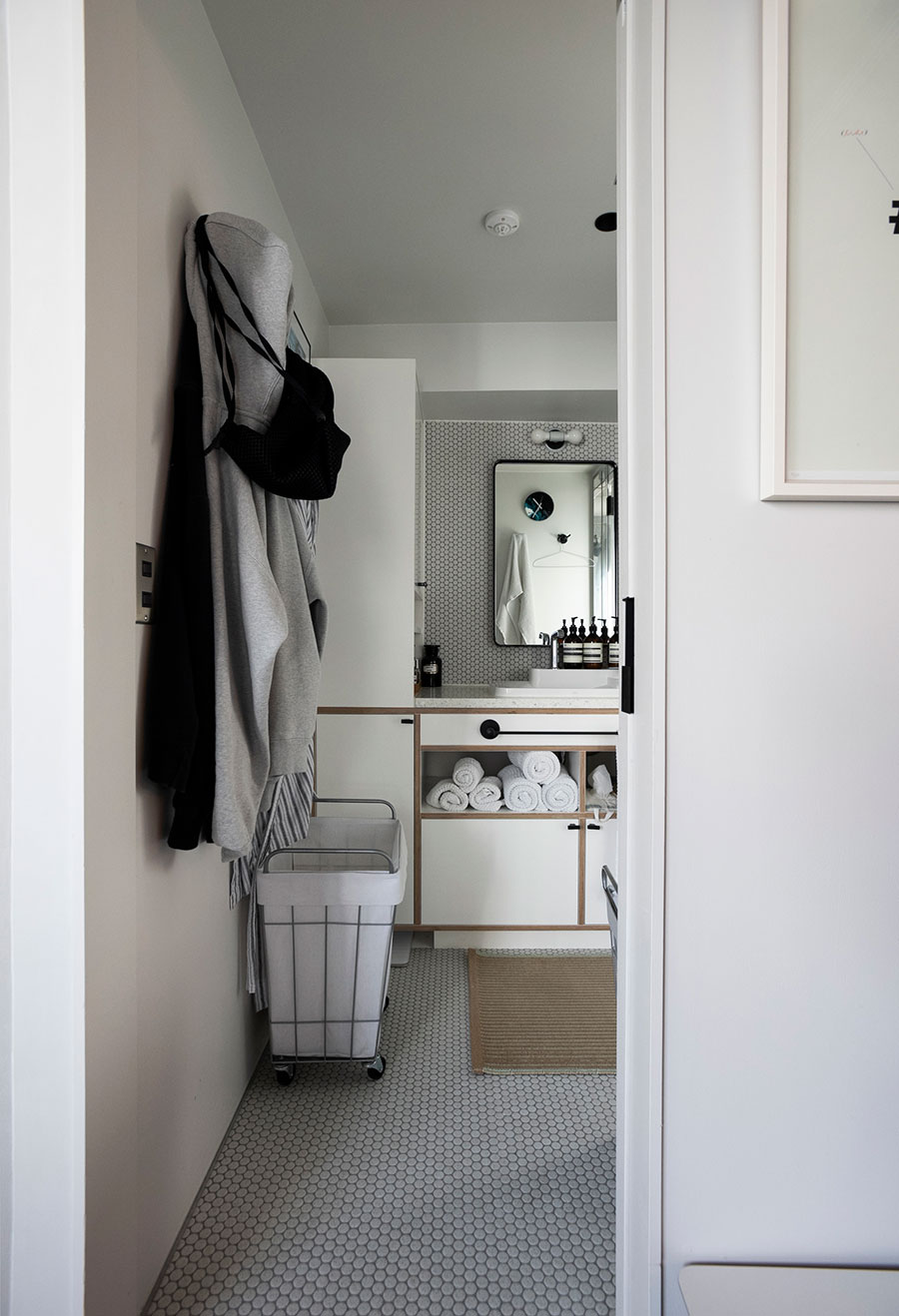 パリのホテルLES BAINSで使われていたシンクを採用したバスルーム。岐阜県・多治見市のエクシィズのタイルを床や壁にあしらった。