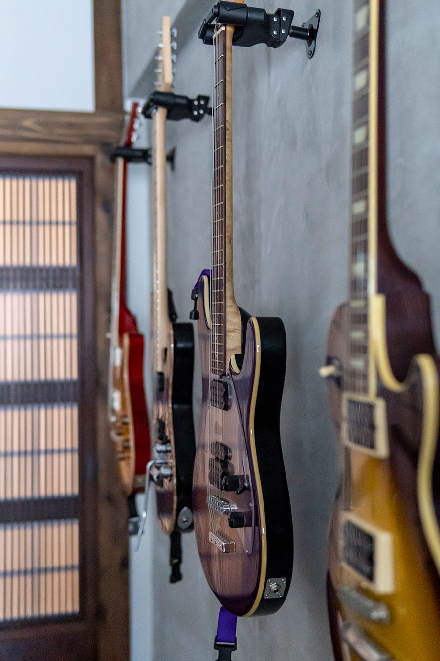 壁には鉄平さんの趣味であるギターを飾って。